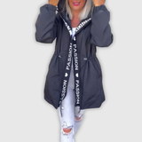 Непринудено палто с качулка и връзка с буквен мотив