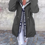 Непринудено палто с качулка и връзка с буквен мотив