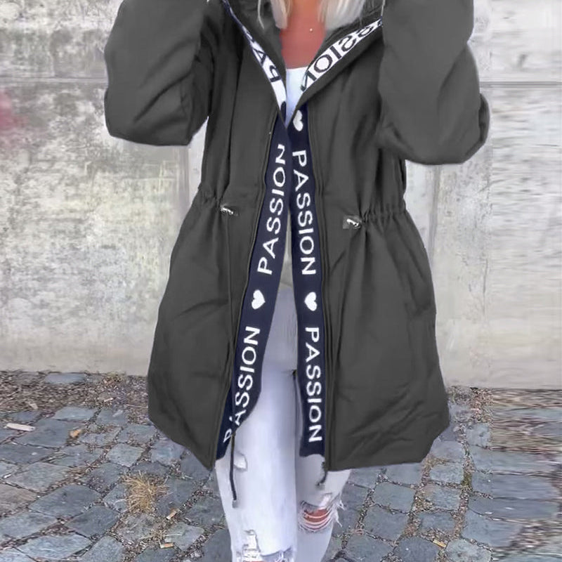 Непринудено палто с качулка и връзка с буквен мотив