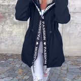 Непринудено палто с качулка и връзка с буквен мотив