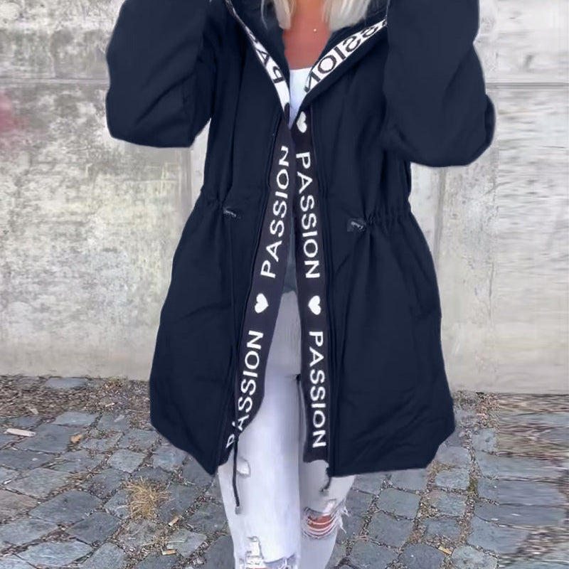 Непринудено палто с качулка и връзка с буквен мотив