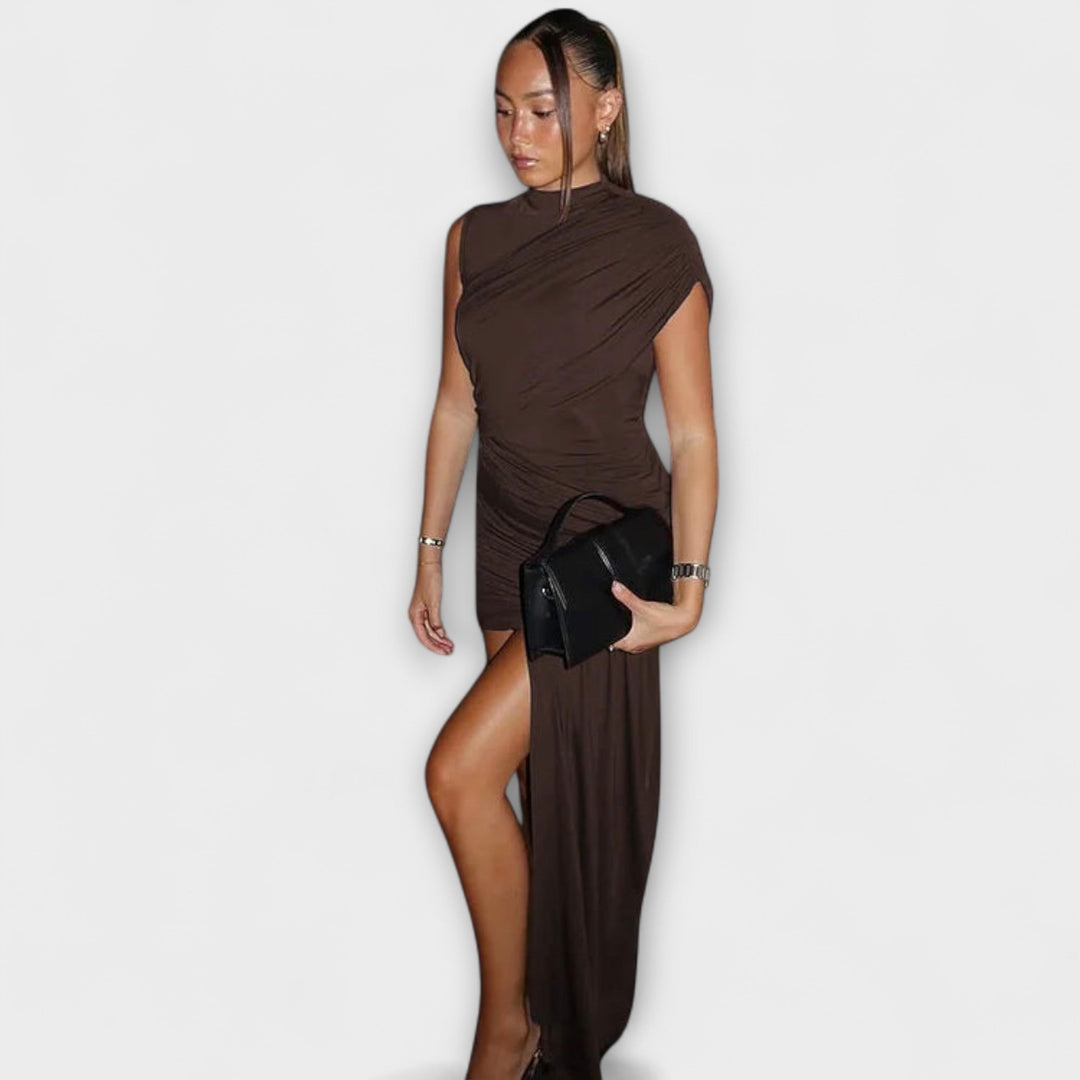 Aurora - Stylish, slim-fit dress with round neckline and pleats