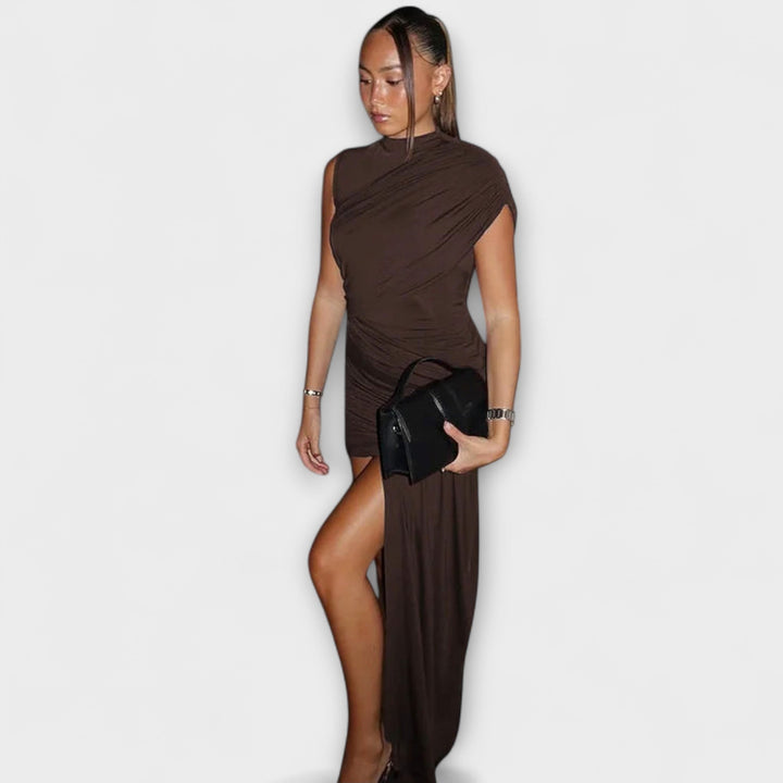 Aurora - Stylish, slim-fit dress with round neckline and pleats