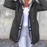 Непринудено палто с качулка и връзка с буквен мотив