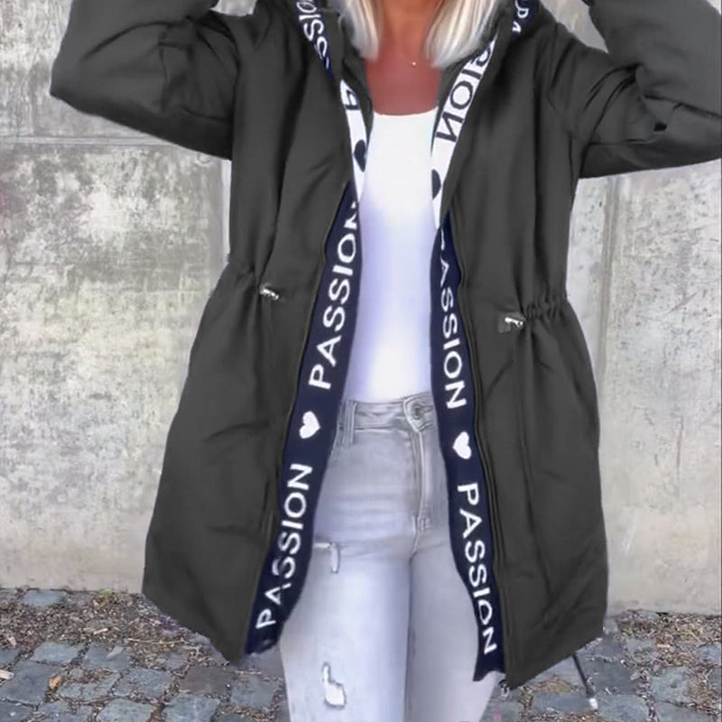 Непринудено палто с качулка и връзка с буквен мотив