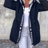 Непринудено палто с качулка и връзка с буквен мотив