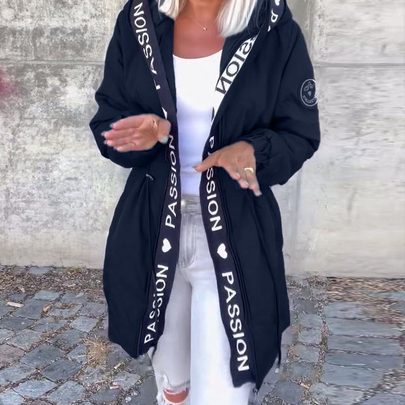 Непринудено палто с качулка и връзка с буквен мотив