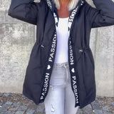 Непринудено палто с качулка и връзка с буквен мотив