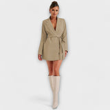 Костюмна рокля с V-образно деколте