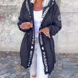 Непринудено палто с качулка и връзка с буквен мотив