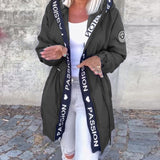 Непринудено палто с качулка и връзка с буквен мотив