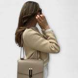 Класически кардиган с декоративни джобове