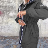 Непринудено палто с качулка и връзка с буквен мотив