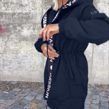 Непринудено палто с качулка и връзка с буквен мотив