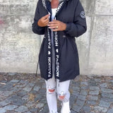 Непринудено палто с качулка и връзка с буквен мотив