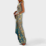 Потокова рокля с V-образно деколте и детайли от пайети