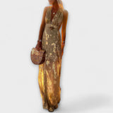 Потокова рокля с V-образно деколте и детайли от пайети