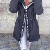 Непринудено палто с качулка и връзка с буквен мотив