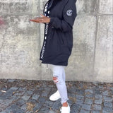 Непринудено палто с качулка и връзка с буквен мотив