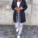 Непринудено палто с качулка и връзка с буквен мотив