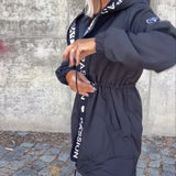 Непринудено палто с качулка и връзка с буквен мотив